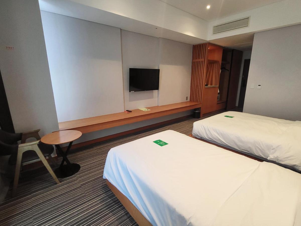 Hotel Tour Incheon Airport Hotel & Suites Екстериор снимка